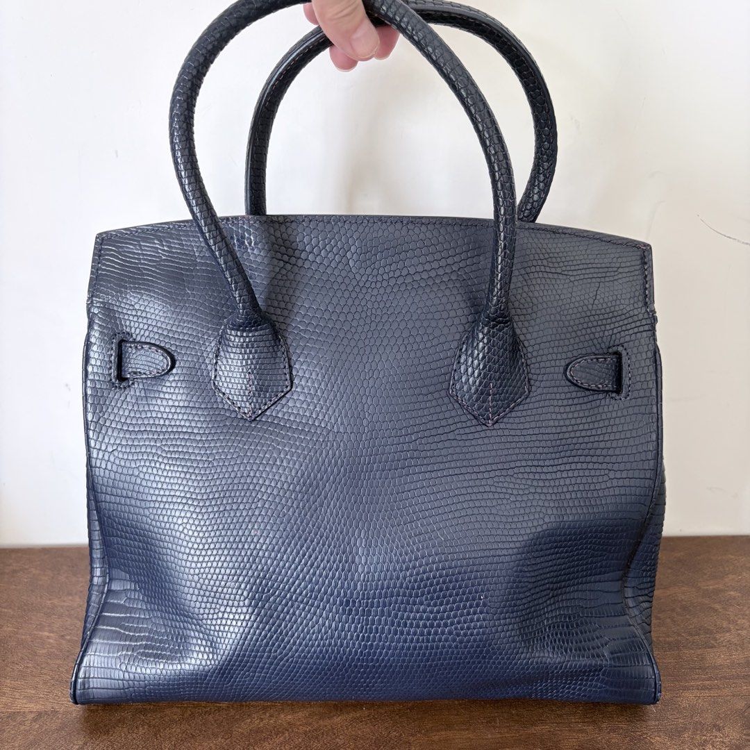 Kwanpen classic vintage navy lizard 🦎 handbag birkin bag經典中古復古柏金包蜥蜴皮手提袋手袋#V415 （分類：手袋及銀包）位於 Hong Kong。 由 topbrandselln 提交（商品編號 1464658126，圖片 2）。簡介： 相已齊 順豐到付 絕版罕有 百搭易襯 新舊如圖 有些變形 合粗用 上身十分靚好看搶眼 約29x19cm。