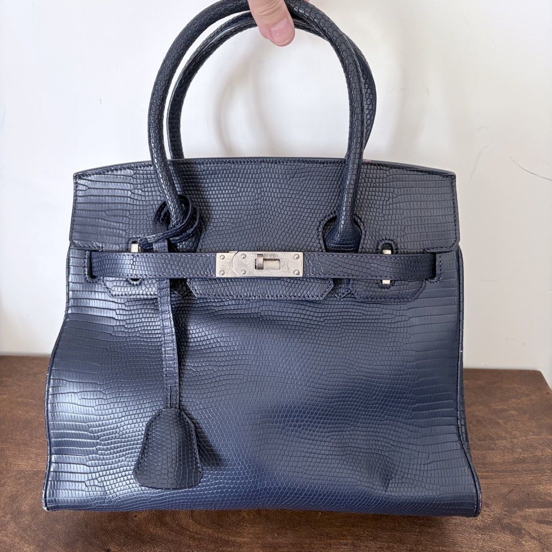 Kwanpen classic vintage navy lizard 🦎 handbag birkin bag經典中古復古柏金包蜥蜴皮手提袋手袋#V415 （分類：手袋及銀包）位於 Hong Kong。 由 topbrandselln 提交（商品編號 1464658126，圖片 1）。簡介： 相已齊 順豐到付 絕版罕有 百搭易襯 新舊如圖 有些變形 合粗用 上身十分靚好看搶眼 約29x19cm。