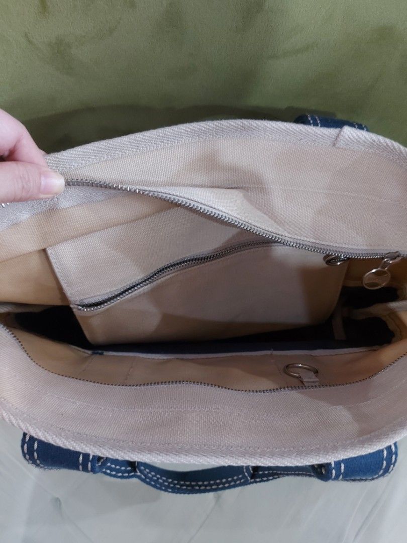 Lacoste Canvass Tote Bag (Category: Tote Bags) located in Paranaque City. Submitted by angelistar (Listing ID 1464606987, Image 3). Description: Lacoste canvass tote bag in cream and navy colors with shouldet straps and croc patch and zip logo.