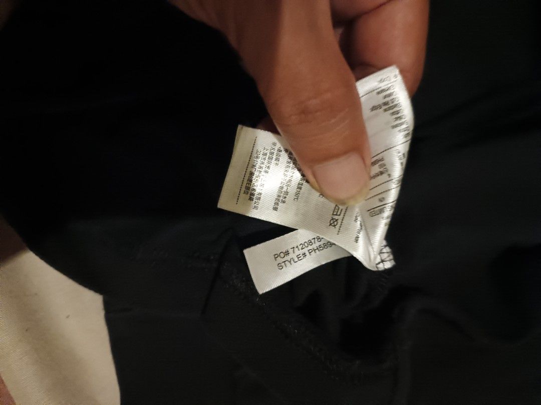 Lacoste polo longsleeve (Category: Activewear) located in Odiongan. Submitted by thriftngo26 (Listing ID 1464689754, Image 3). Description: This is a classic black long-sleeve Lacoste piqué polo shirt featuring the iconic embroidered green crocodile logo on the chest..