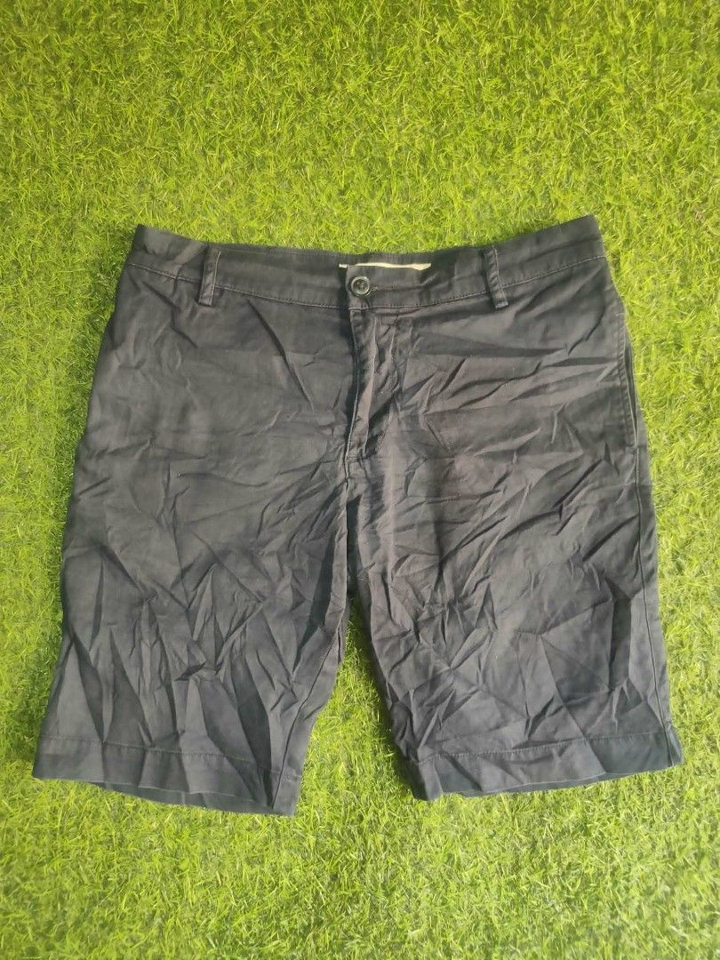 Lacoste walking short (Category: Shorts) located in Vinzons. Submitted by kspabico07187 (Listing ID 1464732587, Image 2). Description: Excellent condition No issue Waist-30 L-18.