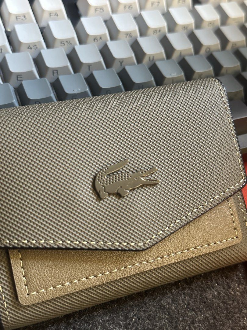 Lacoste Wallet Olive Green (Category: Luxury Bags & Wallets) located in Daet. Submitted by rccurated._ (Listing ID 1464607274, Image 2). Description: No tags.