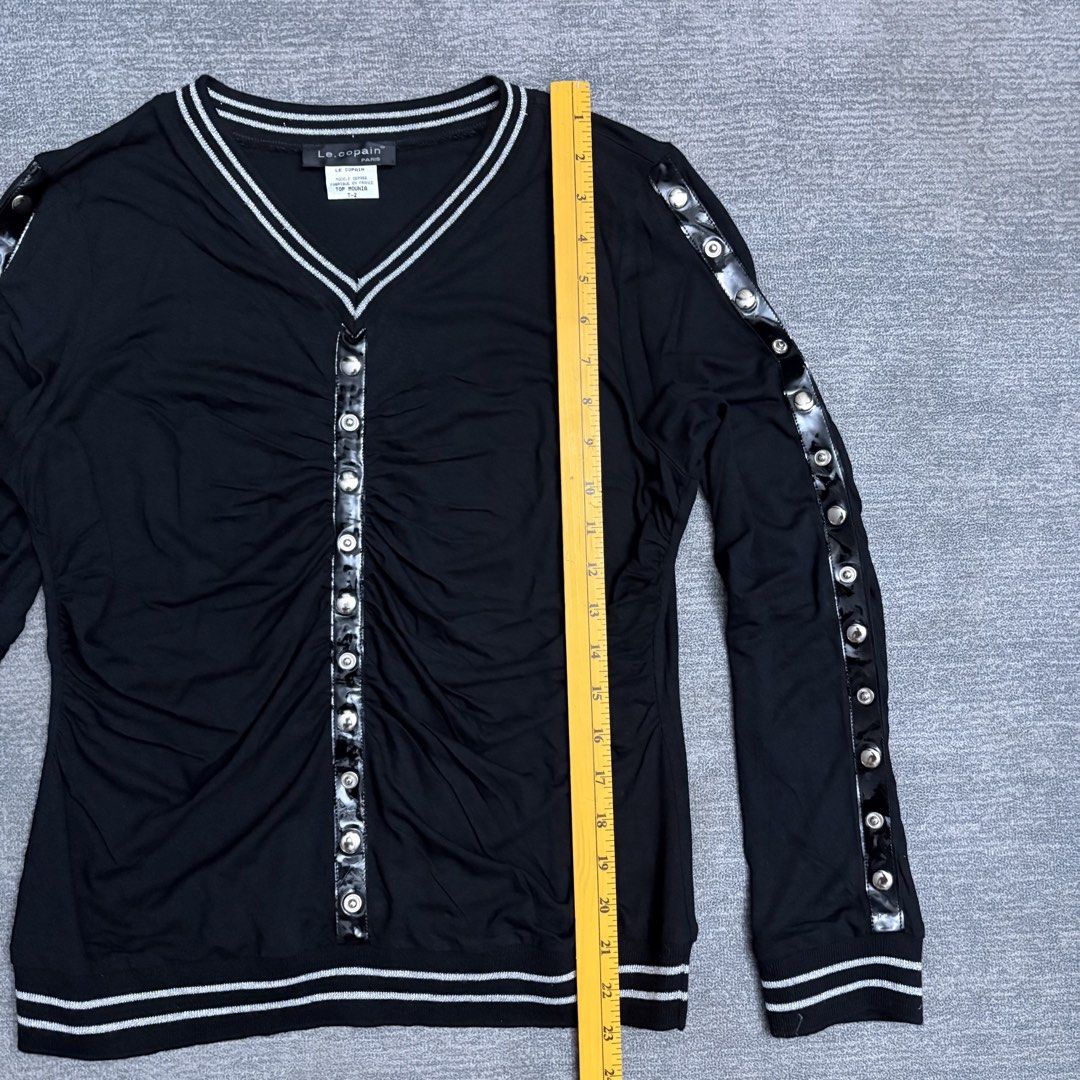 Le Copain V-neckline Y2K Buttoned Placket (Category: Longsleeves) located in Batangas. Submitted by bermudaph.2 (Listing ID 1464663622, Image 3). Description: .