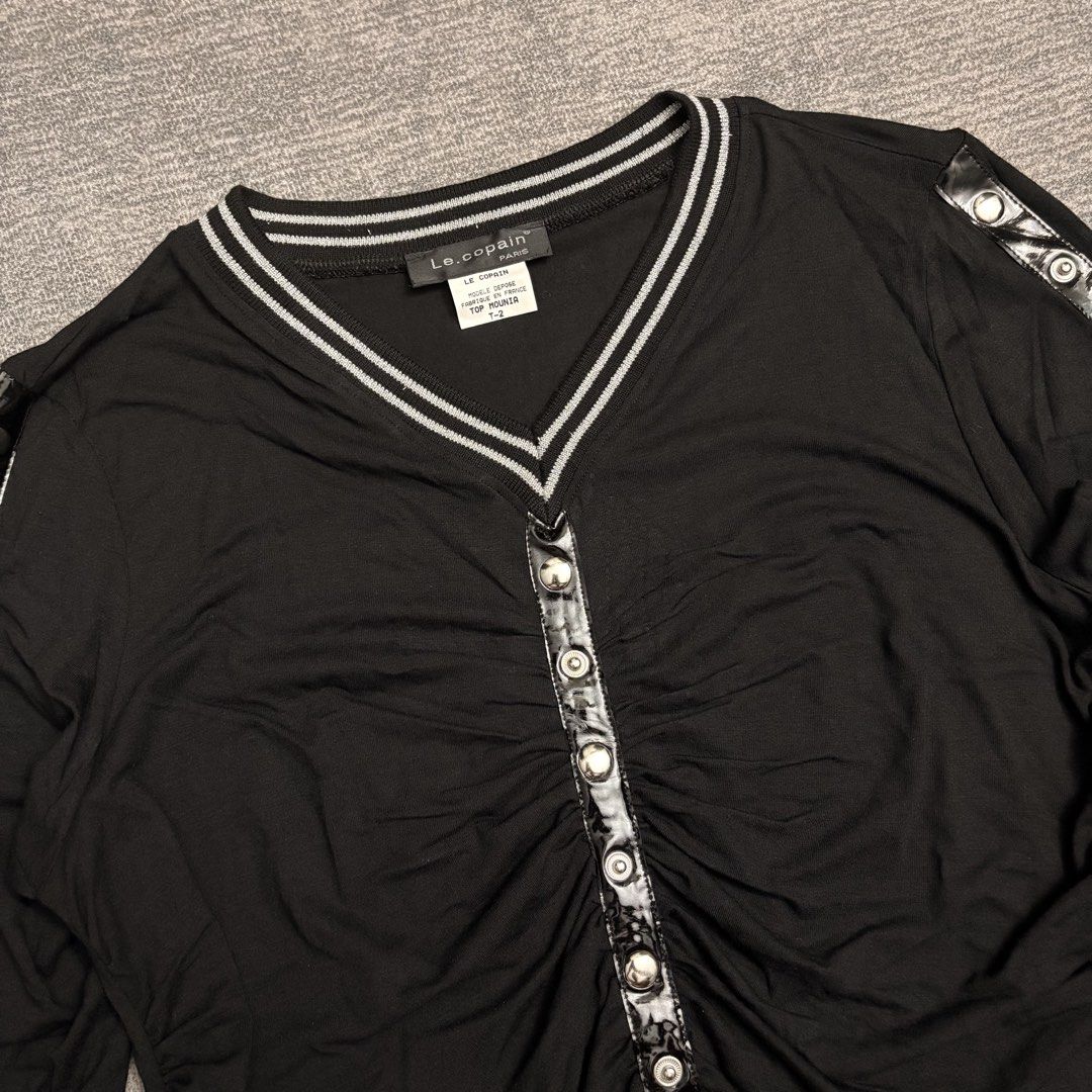 Le Copain V-neckline Y2K Buttoned Placket (Category: Longsleeves) located in Batangas. Submitted by bermudaph.2 (Listing ID 1464663622, Image 2). Description: .