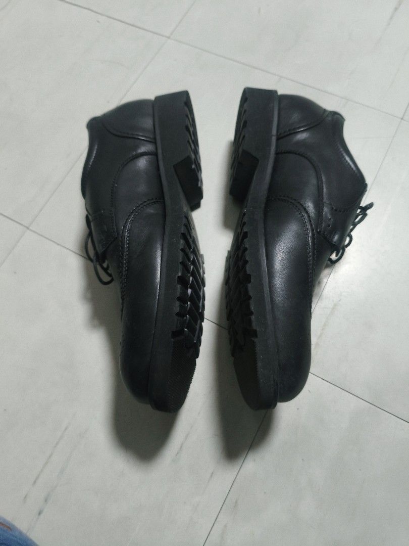 Le Saunda Formal Shoes (Category: Casual Shoes) located in Manila. Submitted by shine8889 (Listing ID 1464681315, Image 2). Description: The selected region shows a pair of Le Saunda black leather brogue dress shoes. These classic wingtip oxford-style dress shoes feature distinct decorative perforations (broguing) along the seams and toe caps, making them a highly versatile choice for formal, business, or smart-casual wear. While the brand Le Sau