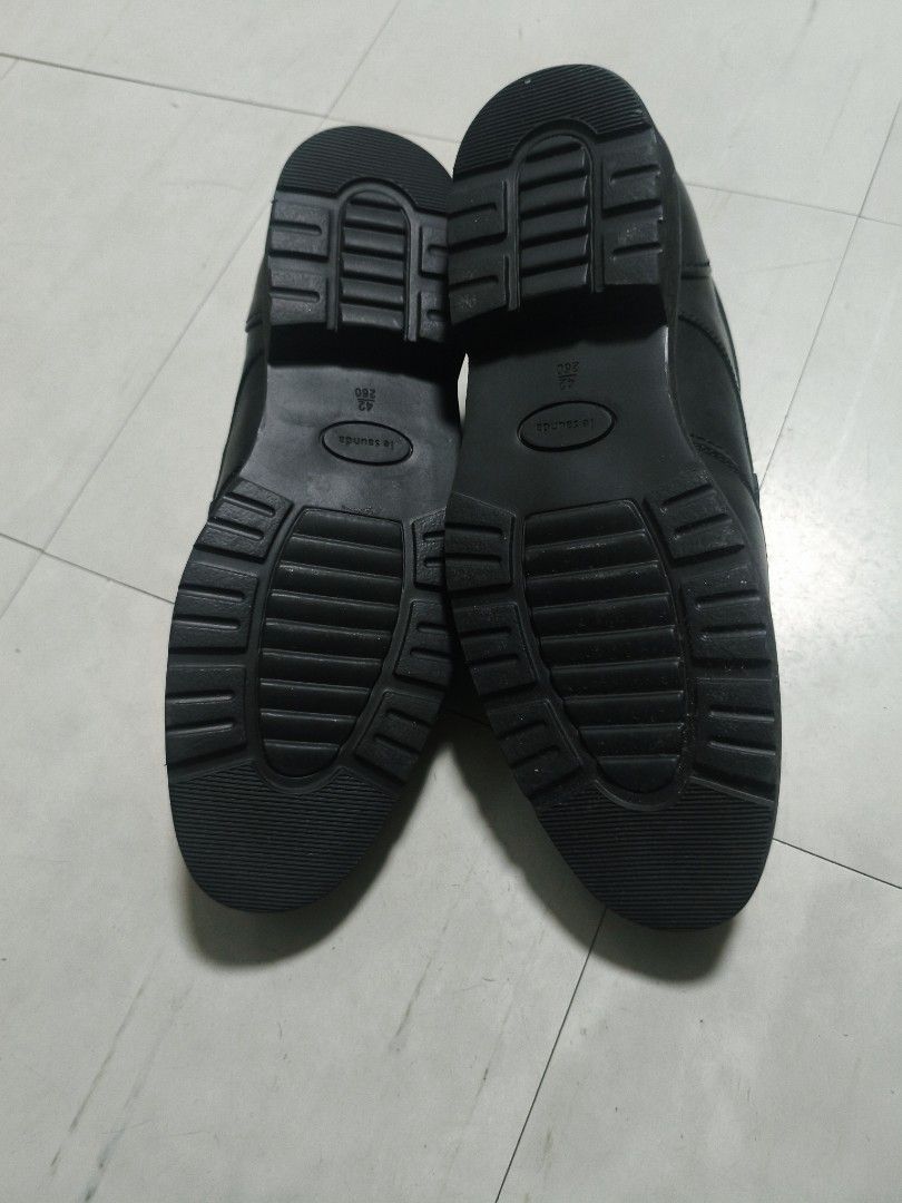 Le Saunda Formal Shoes (Category: Casual Shoes) located in Manila. Submitted by shine8889 (Listing ID 1464681315, Image 3). Description: The selected region shows a pair of Le Saunda black leather brogue dress shoes. These classic wingtip oxford-style dress shoes feature distinct decorative perforations (broguing) along the seams and toe caps, making them a highly versatile choice for formal, business, or smart-casual wear. While the brand Le Sau