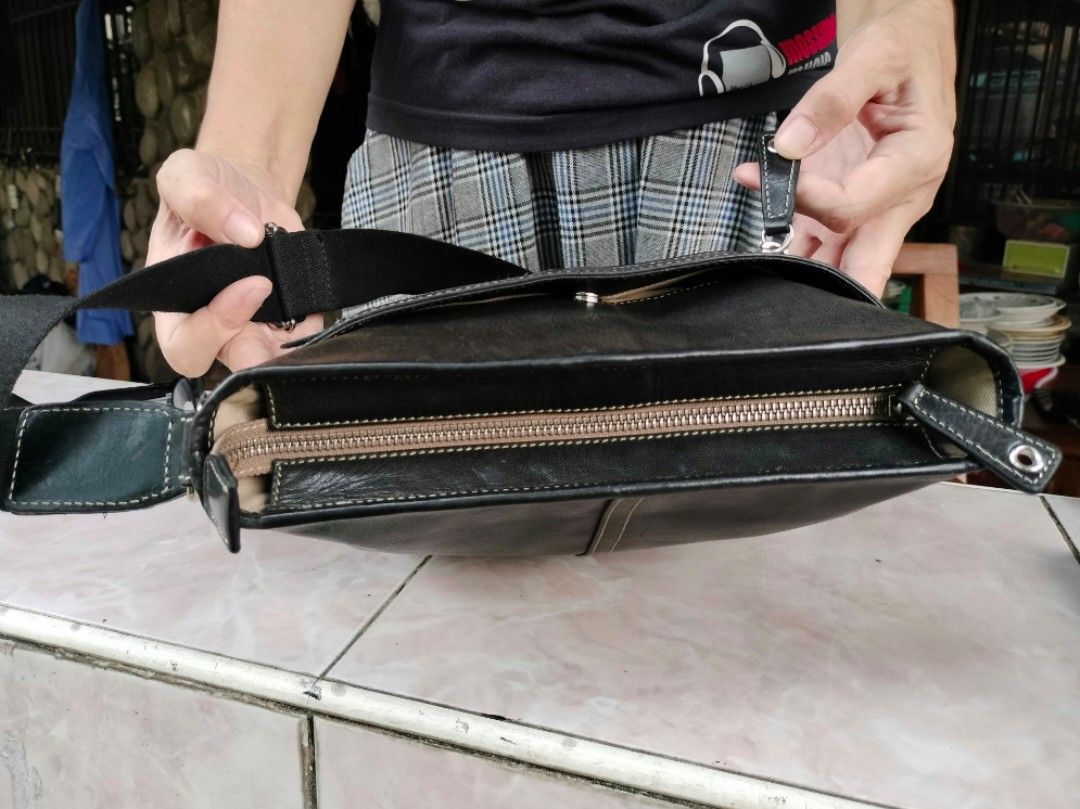 Learlther sling bag (Category: Sling Bags) located in Cainta. Submitted by allauthenticbymj (Listing ID 1464682146, Image 2). Description: leather sling bag genuine leather unused/no issue brand:Allegro made in India L9.5"/H11"/W2.5" adjustable sling price:1,500 buyer shoulders sf Location: Cainta Courier choices and MOP Gogo express (cod option) LBC (cash on pick up) J&t (gcash payment) Lalamove for same day delivery Gcash payment.