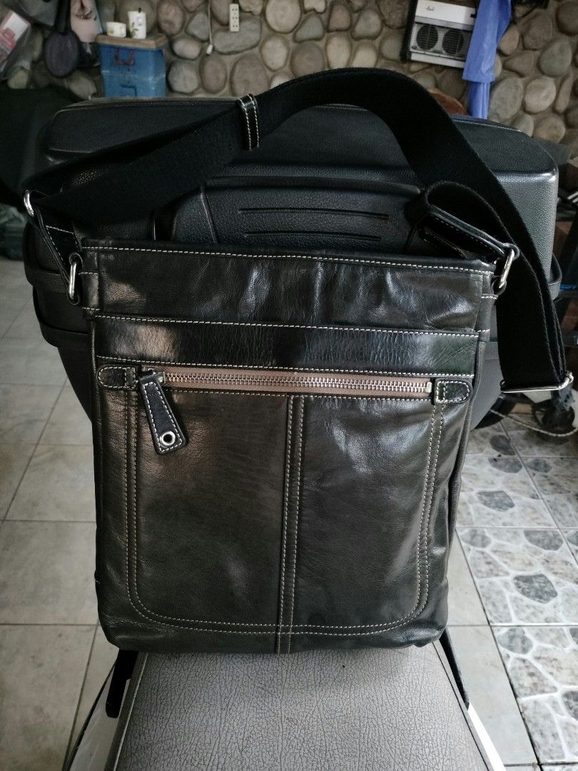 Learlther sling bag (Category: Sling Bags) located in Cainta. Submitted by allauthenticbymj (Listing ID 1464682146, Image 3). Description: leather sling bag genuine leather unused/no issue brand:Allegro made in India L9.5"/H11"/W2.5" adjustable sling price:1,500 buyer shoulders sf Location: Cainta Courier choices and MOP Gogo express (cod option) LBC (cash on pick up) J&t (gcash payment) Lalamove for same day delivery Gcash payment.