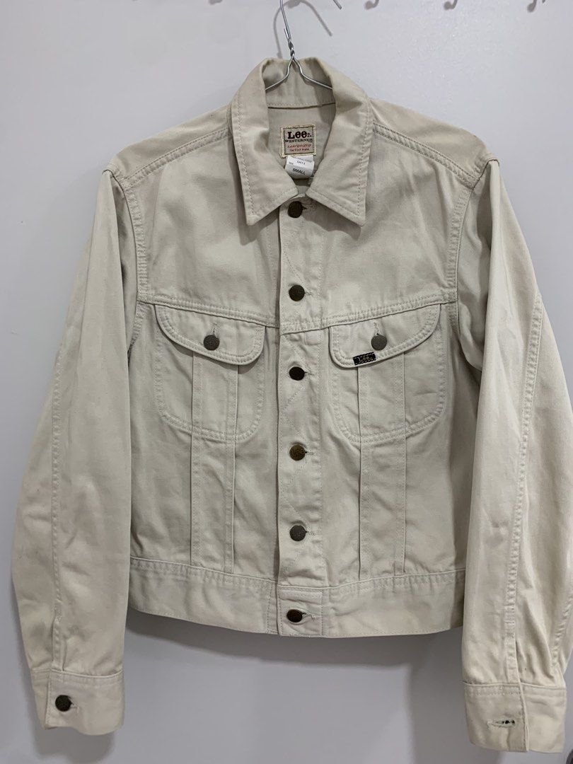 Lee jacket (Category: Coats, Jackets and Outerwear) located in Kubang Pasu. Submitted by chitraaapreloved (Listing ID 1464721241, Image 1). Description: .