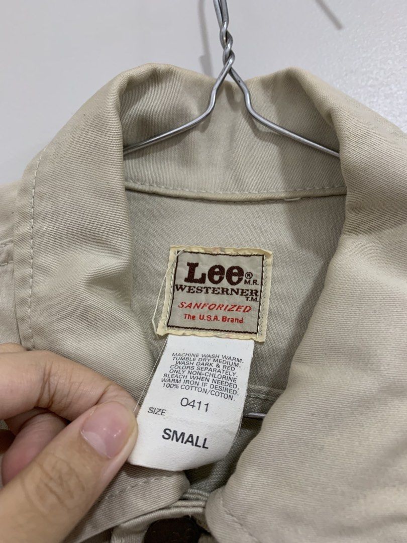 Lee jacket (Category: Coats, Jackets and Outerwear) located in Kubang Pasu. Submitted by chitraaapreloved (Listing ID 1464721241, Image 2). Description: .