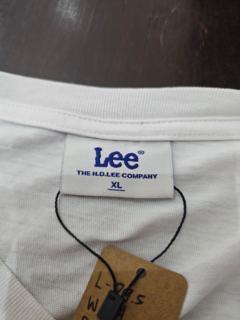 Lee t-shirt (Category: Tshirts & Polo Shirts ) located in Baguio. Submitted by kayeonlineshop (Listing ID 1464651854, Image 3). Description: -classic white Lee logo t-shirt featuring a bold green graphic across the chest -Measurements included in the photos.