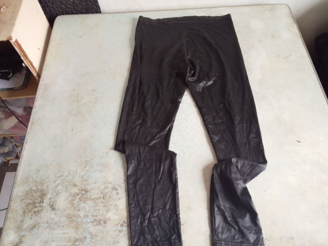 Leggings US BNEWTAG (Category: Other Bottoms) located in Los Banos. Submitted by mania-62906 (Listing ID 1464590998, Image 3). Description: BNewtag. US Medium. Black fabric not made of cotton.