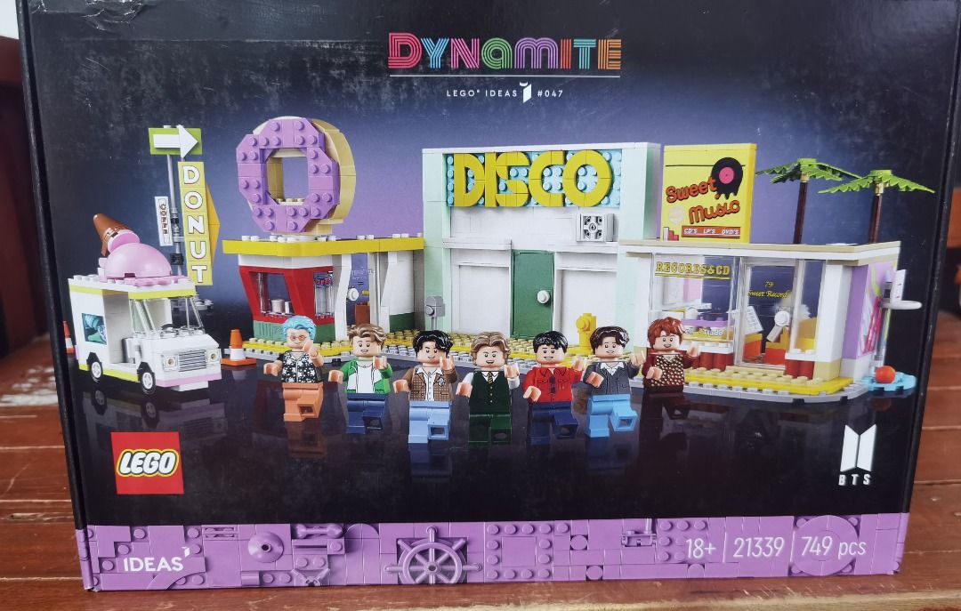 LEGO Ideas BTS Dynamite 21339 Set (Category: Lego & Building Sets) located in Marikina City. Submitted by ericjannie1206 (Listing ID 1464769886, Image 1). Description: - Authentic LEGO Ideas BTS Dynamite set (Model 21339) - Complete with 749 pieces - Includes all 7 member minifigures (RM, Jin, Suga, j-hope, Jimin, V, Jung Kook) - Build iconic locations: disco, donut shop, and ice cream truck - Perfect for ARMYs and LEGO collectors - Meet-ups and 