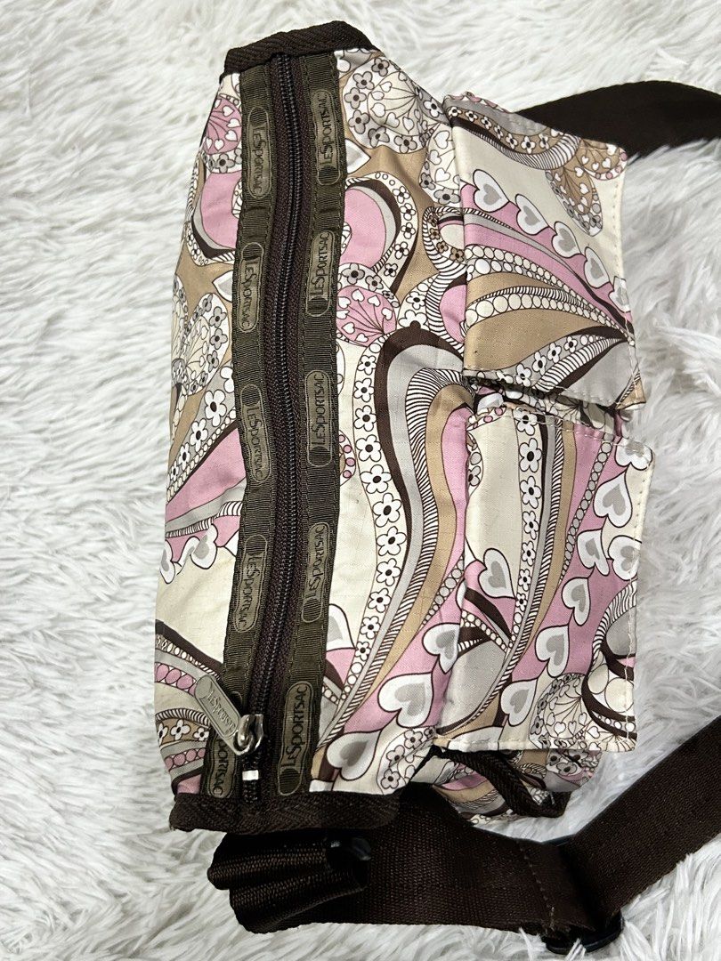 LeSportsac (Category: Cross-body Bags) located in Pasig City. Submitted by minminreyn (Listing ID 1464635863, Image 2). Description: LeSportsac Crossbody Light New Condition Minimal Flaw nasa loob Etiketa made in Costa Rica Huwag na magpm ang barat please lang Cavite or Qc Jnt or Lalamove only Gcash Payment.