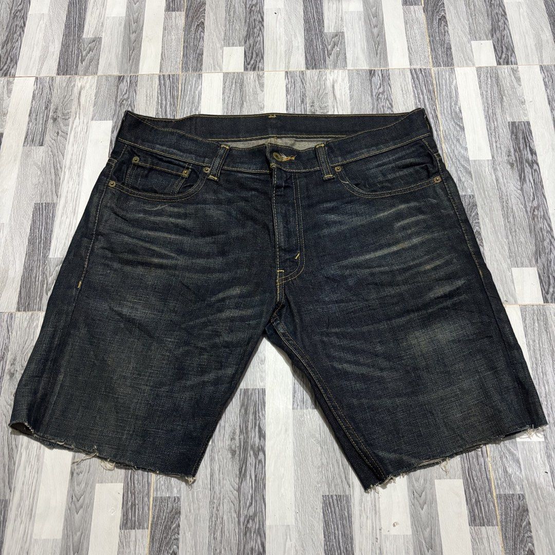 Levis cut pants (Category: Shorts) located in Banga. Submitted by akosiloco (Listing ID 1464640456, Image 1). Description: Size 36.
