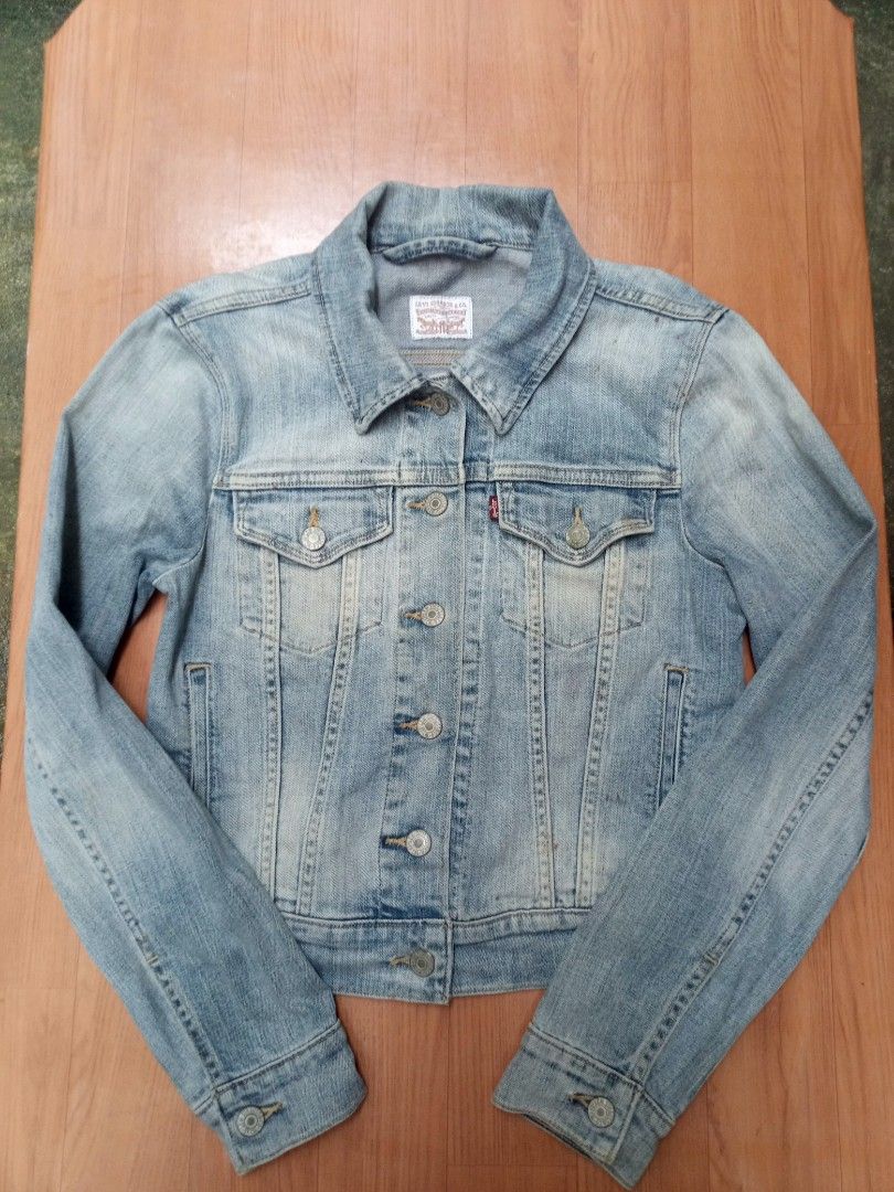 Levis denim jacket (Category: Activewear) located in Cavite. Submitted by goodluckythrifty (Listing ID 1464712944, Image 1). Description: .