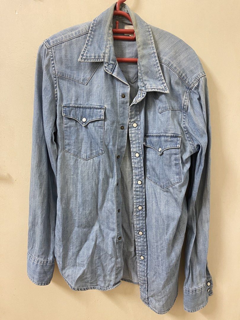 Levis Jacket (Category: Coats, Jackets and Outerwear) located in Klang. Submitted by blurr48 (Listing ID 1464729431, Image 1). Description: Noticeable yellowing on the collar from age and wear around the fold. Decluttering my wardrobe hence cheap..