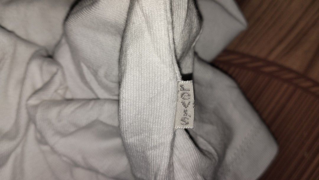 Levi's shirt (Category: Tshirts & Polo Shirts ) located in Bulacan. Submitted by ryldeal030912 (Listing ID 1464692663, Image 2). Description: excellent condition no issues xl fits to large 21" width 28" lenght.