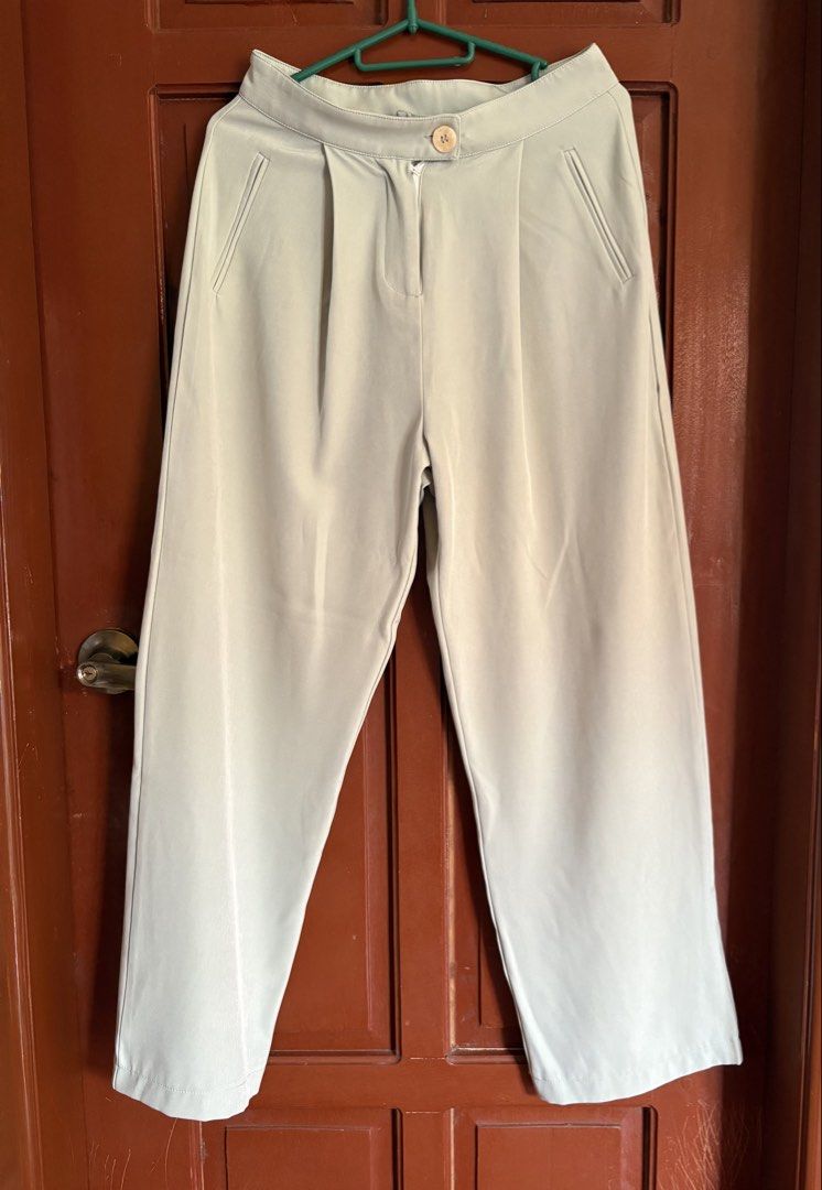 Light Blue Wide Leg Culottes Cropped Pants (Category: Jeans) located in Lucban. Submitted by paulapicks (Listing ID 1464636184, Image 1). Description: - Light blue culottes - Wide leg, cropped length - Front pleats - Functional pockets (front and back) - Button and zip closure - Comfortable and stylish for daily wear.