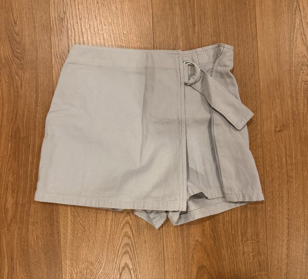 Light grey skort (Category: Other Bottoms) located in Paranaque City. Submitted by bbyooodaa (Listing ID 1464636379, Image 1). Description: Cute light grey skirt shorts with modern design.