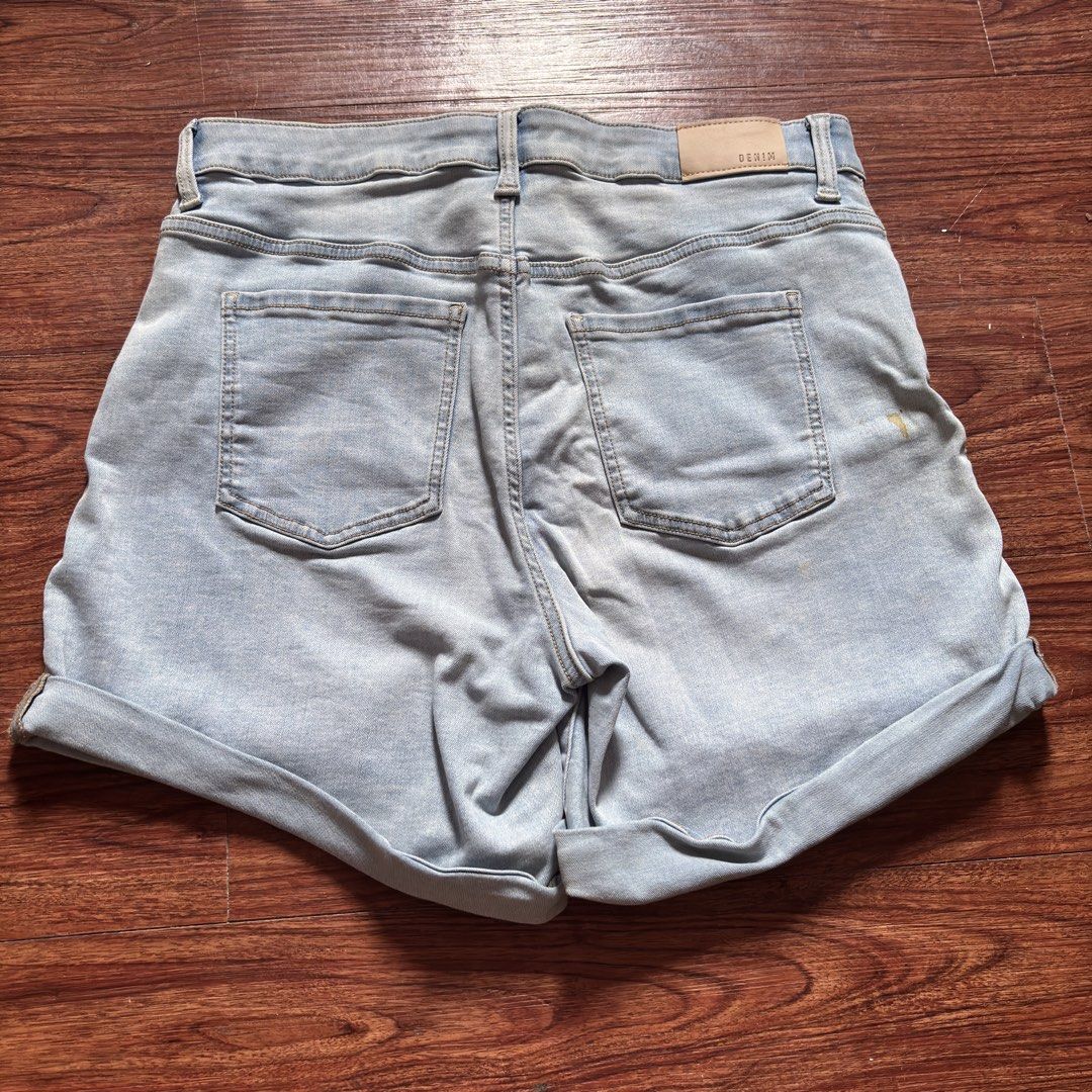 Light Wash Denim Shorts (Category: Shorts) located in Angeles City. Submitted by uzifinds (Listing ID 1464584190, Image 2). Description: - Light wash denim shorts - Cuffed hem - Small stain on front left leg (please check photos) - Ideal for casual wear.
