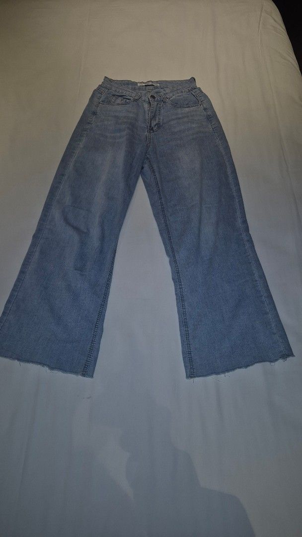 Light wash straight leg soft denim jeans (Category: Jeans) located in Cavite. Submitted by alejm_ (Listing ID 1464662834, Image 3). Description: - Light wash denim - Straight cut - Frayed hem detail - Classic five-pocket styling - Button and zip closure - Soft and stretchable denim - comfortable to wear waist: 23 - 25 in length: 38.5 in.