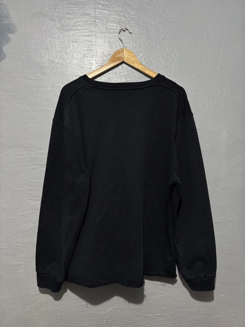 LOEWE CLASSIC LONGSLEEVES LOGO (Category: Longsleeves) located in Cavite. Submitted by playerscollection (Listing ID 1464594017, Image 2). Description: LOEWE CLASSIC SPELLOUT LOGO MEASUREMENTS Measurements Width: 24.5 Length: 28 Excellent .