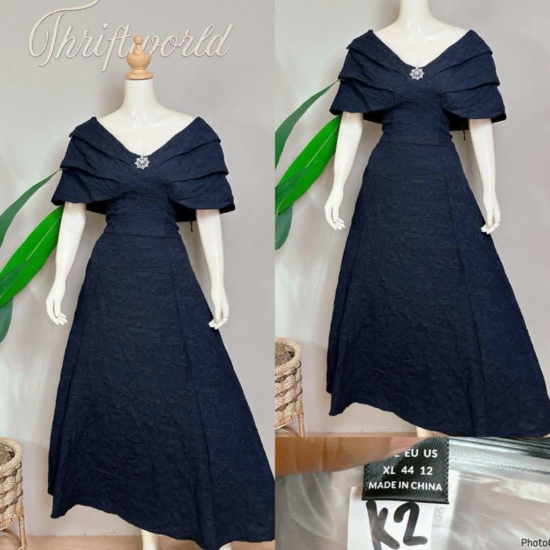 Long Gown (Category: Evening dresses & gowns) located in Manila. Submitted by nikita02_kara (Listing ID 1464696556, Image 1). Description: 📌Offshoulder black.long gown.fit large xl On hand 📌Purple.long gown feesize.on hand.
