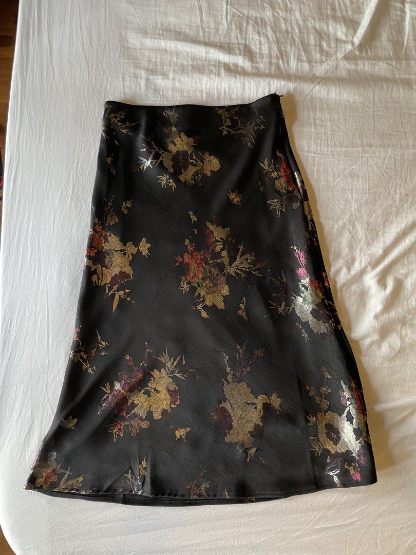 Long silk skirt (Category: Skirts) located in Pasig City. Submitted by whatsindscloset (Listing ID 1464610751, Image 1). Description: .