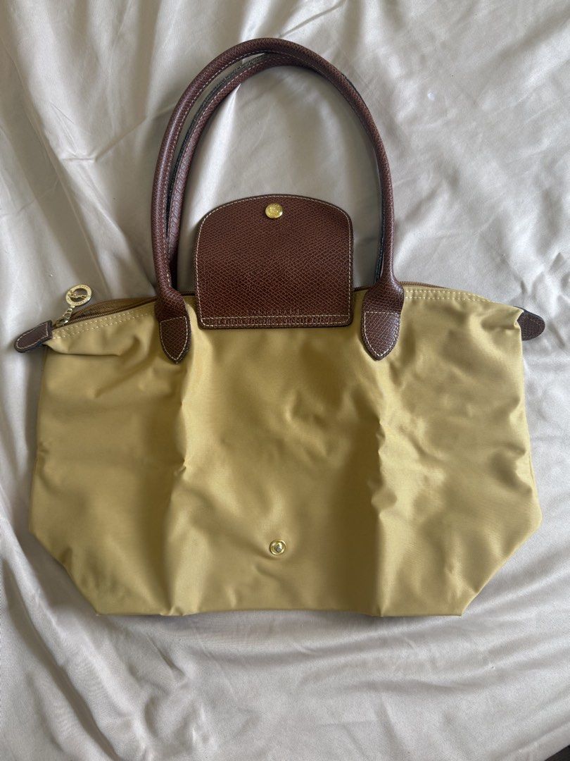 Longchamp Le Pliage M Fawn (Category: Shoulder Bags) located in Paranaque City. Submitted by by_wsjonig (Listing ID 1464590402, Image 3). Description: Longhandle M size .