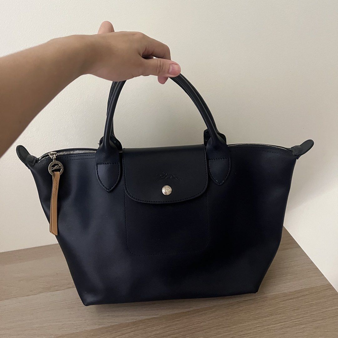 Longchamp Vinyl Le Pliage Navy Blue Bag (Category: Luxury Bags & Wallets) located in Caloocan City. Submitted by daenty.mnl (Listing ID 1464624547, Image 1). Description: - guaranteed authentic - bought in Greenbelt - comes with strap and card.