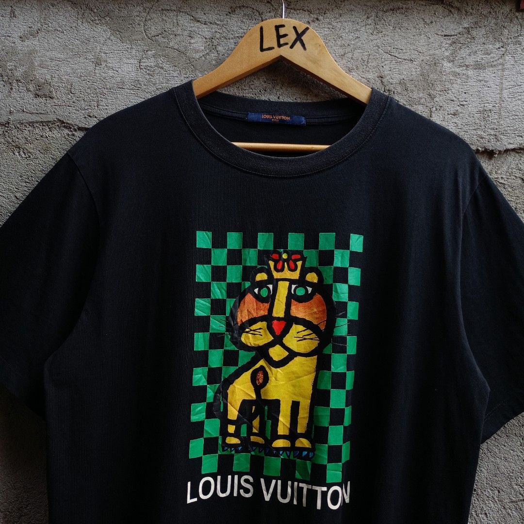 LOUIS VUITTON CAMISETA TEE (Category: Tshirts & Polo Shirts ) located in Koronadal. Submitted by thriflex.29 (Listing ID 1464690419, Image 2). Description: LOUIS VUITTON CAMISETA TEE Size On Tag: Large Measurements: Width 22 Length 28 Condition: 9.5/10 - Excellent To Asnew Colorate: 9.5/10 No Issue Mine: 500.