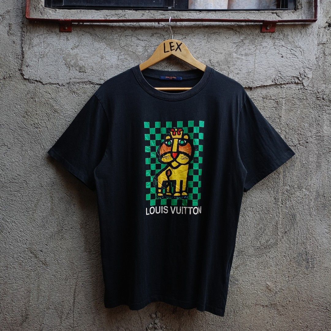 LOUIS VUITTON CAMISETA TEE (Category: Tshirts & Polo Shirts ) located in Koronadal. Submitted by thriflex.29 (Listing ID 1464690419, Image 1). Description: LOUIS VUITTON CAMISETA TEE Size On Tag: Large Measurements: Width 22 Length 28 Condition: 9.5/10 - Excellent To Asnew Colorate: 9.5/10 No Issue Mine: 500.