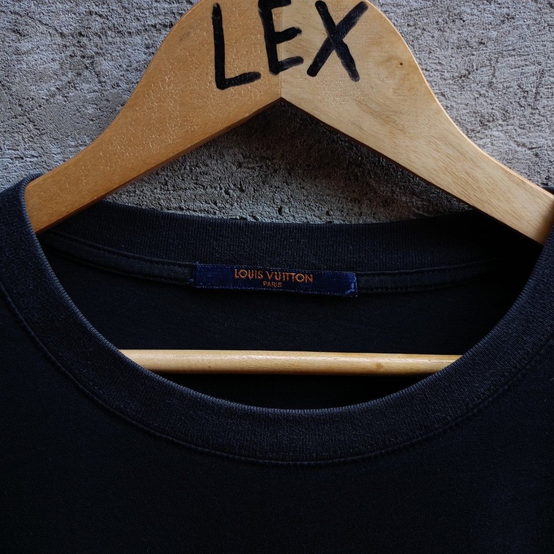LOUIS VUITTON CAMISETA TEE (Category: Tshirts & Polo Shirts ) located in Koronadal. Submitted by thriflex.29 (Listing ID 1464690419, Image 3). Description: LOUIS VUITTON CAMISETA TEE Size On Tag: Large Measurements: Width 22 Length 28 Condition: 9.5/10 - Excellent To Asnew Colorate: 9.5/10 No Issue Mine: 500.