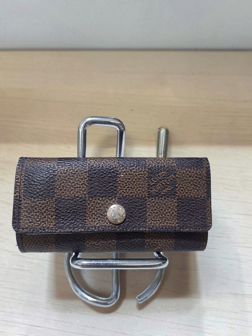 LOUIS VUITTON DAMIER EBENE KEY HOLDER (Category: Wallets & Card holders) located in Las Pinas. Submitted by annachiaonair2037 (Listing ID 1464677055, Image 1). Description: AUTHENTIC LV DAMIER EBENE KEY HOLDER FROM JAPAN MISSING 1 KEY HOOK SEE PICS SIGN OF USAGE MURA PA DIN SA PRICE Disclaimer: I am not affiliated with, associated with, or authorized by any of the brands featured posted. Any mention of brand names, trademarks, or logos is solely 