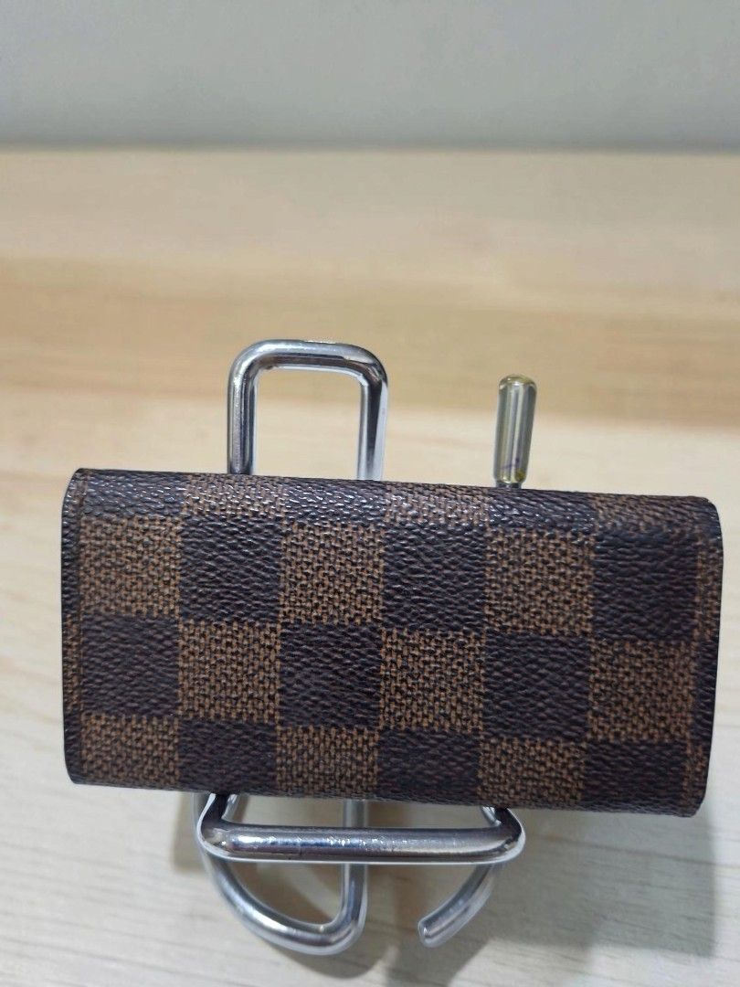 LOUIS VUITTON DAMIER EBENE KEY HOLDER (Category: Wallets & Card holders) located in Las Pinas. Submitted by annachiaonair2037 (Listing ID 1464677055, Image 2). Description: AUTHENTIC LV DAMIER EBENE KEY HOLDER FROM JAPAN MISSING 1 KEY HOOK SEE PICS SIGN OF USAGE MURA PA DIN SA PRICE Disclaimer: I am not affiliated with, associated with, or authorized by any of the brands featured posted. Any mention of brand names, trademarks, or logos is solely 