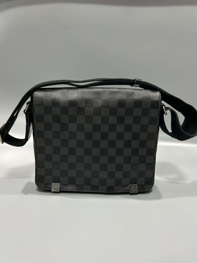 Louis vuitton district graphite (Category: Luxury Bags & Wallets) located in Santa Rosa. Submitted by _ba_mo_si_ (Listing ID 1464735916, Image 1). Description: Bag only Plus sf Dm.