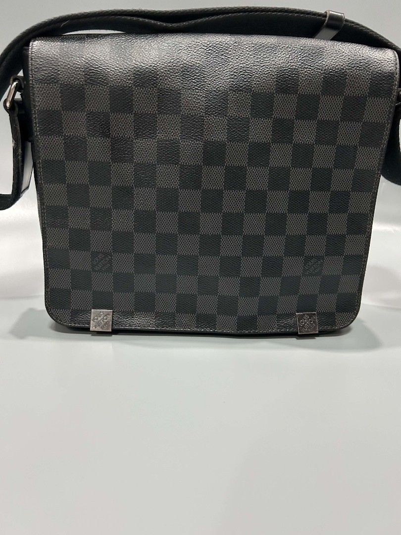 Louis vuitton district graphite (Category: Luxury Bags & Wallets) located in Santa Rosa. Submitted by _ba_mo_si_ (Listing ID 1464735916, Image 2). Description: Bag only Plus sf Dm.