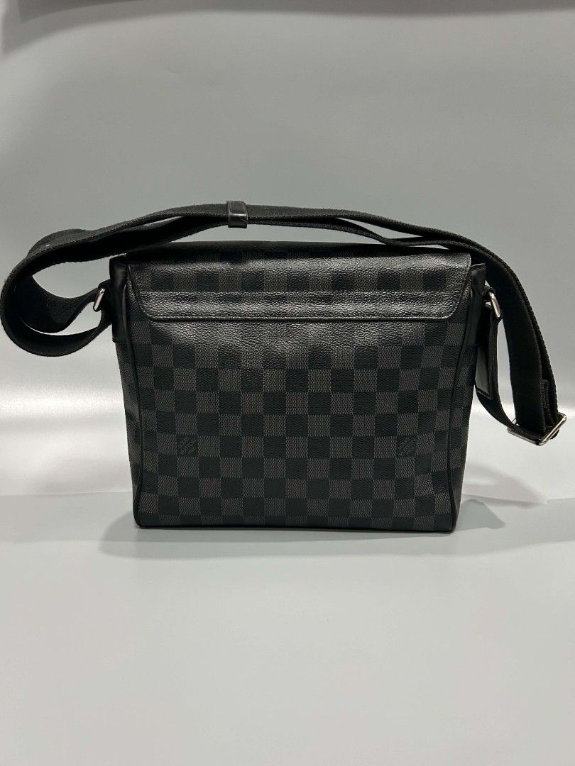 Louis vuitton district graphite (Category: Luxury Bags & Wallets) located in Santa Rosa. Submitted by _ba_mo_si_ (Listing ID 1464735916, Image 3). Description: Bag only Plus sf Dm.