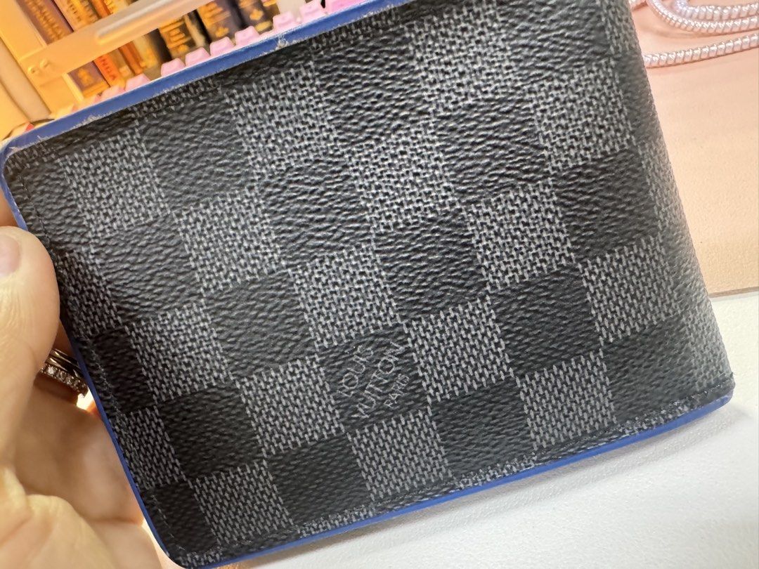 LOUIS VUITTON MEN’S MULTIPLE DAMIER WALLET (Category: Luxury Bags & Wallets) located in Cainta. Submitted by jayequerubin (Listing ID 1464579517, Image 2). Description: No Box (Cant find it anymore.) It’s well used but still pretty. athis retails for 31k as seen on the website. Bought at LV Solaire around 2019. No more receipt. Just the wallet. Give your offer I might just agree..