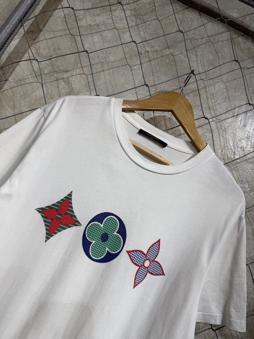 Louis Vuitton Monogram Graphic White Tee Size M (Category: Tshirts & Polo Shirts ) located in Manila. Submitted by ardobe.mnl (Listing ID 1464747910, Image 2). Description: Louis Vuitton White Tee. Size: Large Dimes: 21x28 Condition: Excellent Flaw: None! Dm for inquiries!.