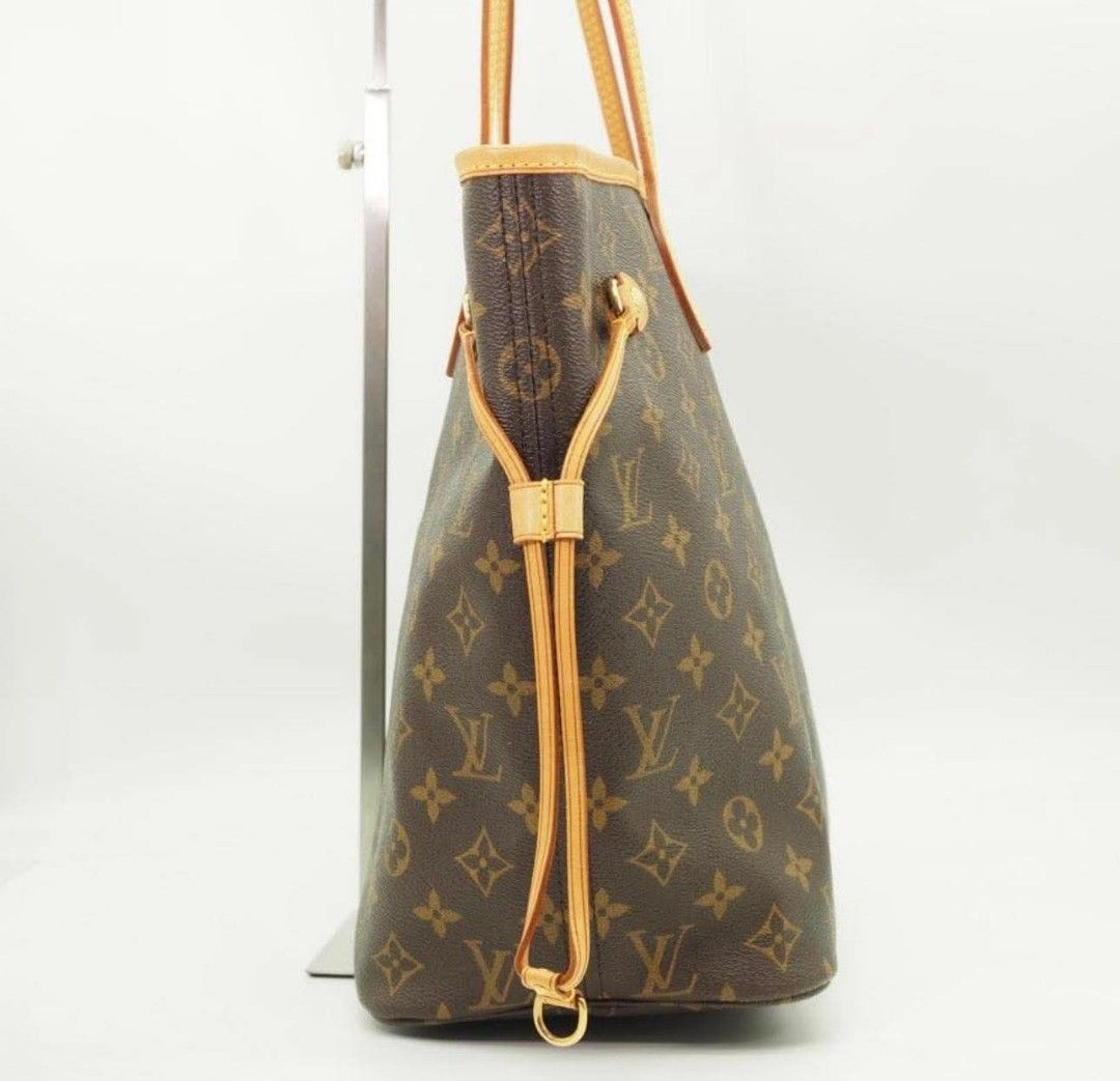 LOUIS VUITTON Monogram Neverfull MM (Category: Luxury Bags & Wallets) located in Paranaque City. Submitted by markandmove (Listing ID 1464767479, Image 3). Description: Authentic LOUIS VUITTON Monogram Neverfull MM Condition: ‎Exterior: Overall is in very condition. ‎ ‎No noticeable darkening, cracks, or other major damage. ‎ ‎Corners & Edges: As shown in the photos, there are only minor signs of rubbing with no significant damage. pm for more ph
