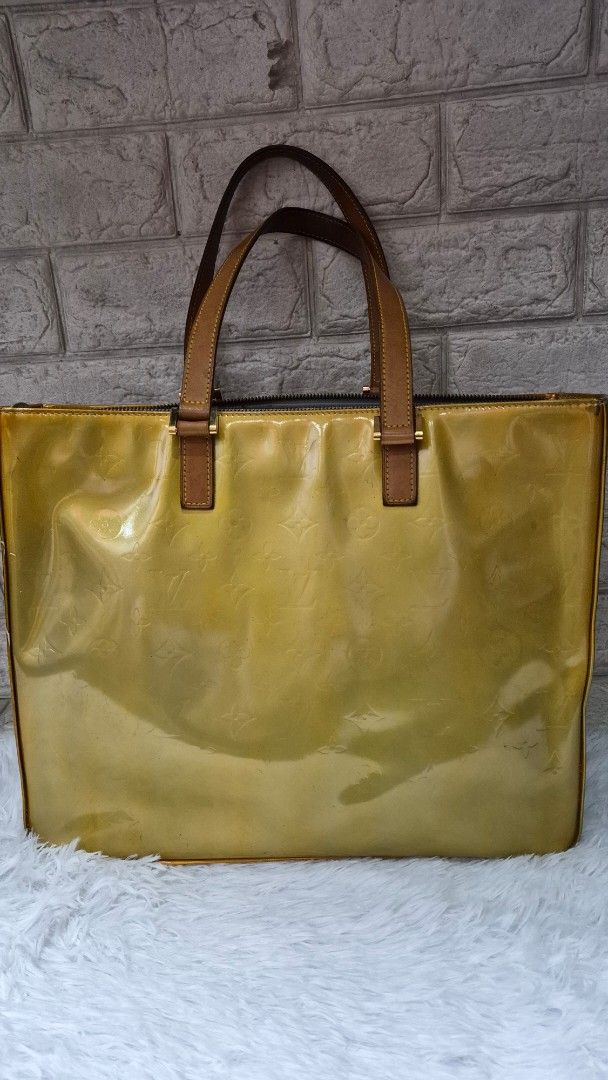 Louis Vuitton Monogram Vernis Tote Bag Yellow (Category: Luxury Bags & Wallets) located in Baguio. Submitted by jhaz_bags (Listing ID 1464717376, Image 1). Description: no cracks sa body color not even sa loob my issue kunti auth over all nice pa.