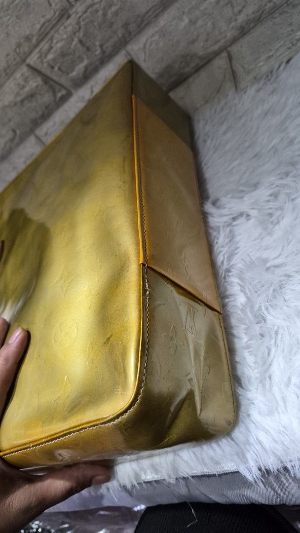Louis Vuitton Monogram Vernis Tote Bag Yellow (Category: Luxury Bags & Wallets) located in Baguio. Submitted by jhaz_bags (Listing ID 1464717376, Image 3). Description: no cracks sa body color not even sa loob my issue kunti auth over all nice pa.