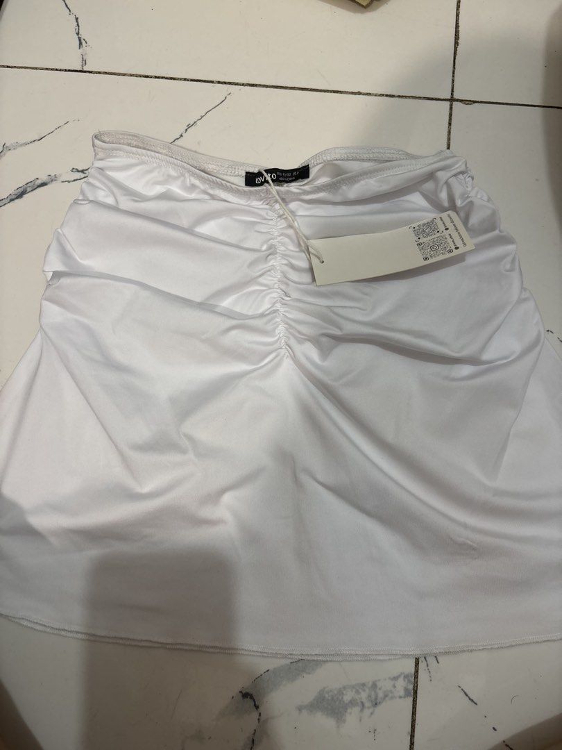 Lovito White Skirt (Category: Skirts) located in Quezon City. Submitted by den.declutters (Listing ID 1464623434, Image 1). Description: .