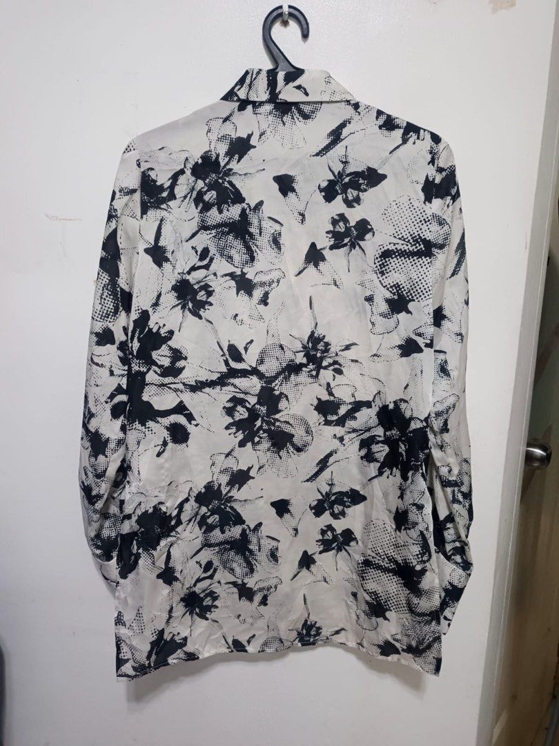 LOW CLASSIC (Category: Longsleeves) located in Dasmarinas. Submitted by jessputrages (Listing ID 1464751062, Image 2). Description: For sale Low classic Excellent condition No issue 700 plus shipping fee Pm for more details.