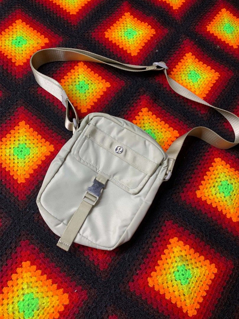 Lululemon Wanderlust Crossbody Bag (Category: Sling Bags) located in Polomolok. Submitted by thriftnibords (Listing ID 1464747435, Image 3). Description: Lululemon Wanderlust Crossbody Bag ▪️Excellent Condition ▪️No Issue ▪️Color Rate 9.8/10.