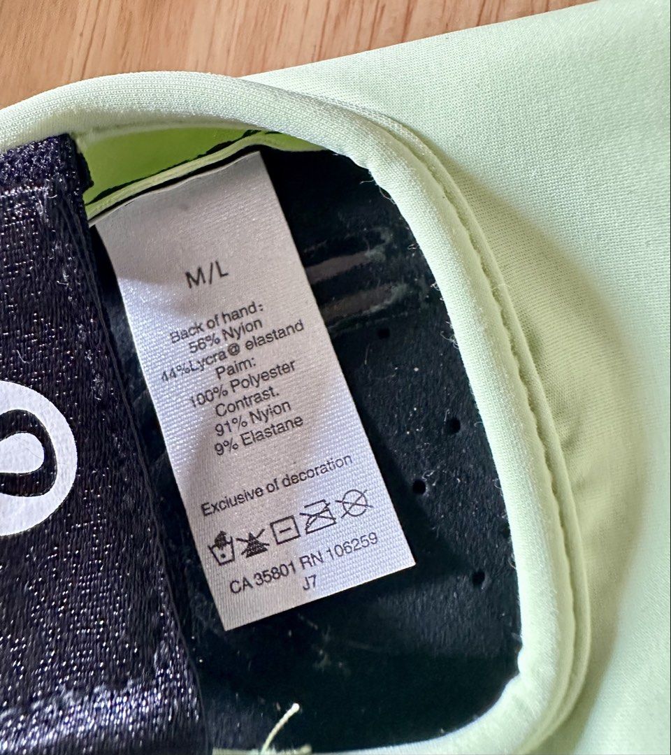 LULULEMON Wunder Train Gloves M/L (Category: Activewear) located in Manila. Submitted by manifestd. (Listing ID 1464572172, Image 3). Description: LULULEMON Wunder Train Gloves ✔️Light green and black, 10/10 color rate ✔️Open-palm design, adjustable wrist strap. ✔️Very nice grip, lightweight and comfy ✔️Excellent to almost new condition ✔️Lalamove/J&T ready.