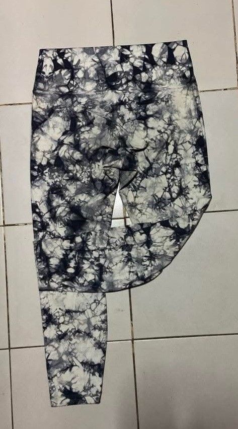 Lululemon Wunder Under High Rise Leggings (Category: Activewear) located in Meycauayan. Submitted by epicforest_231b9d (Listing ID 1464763093, Image 3). Description: - Brand: Lululemon - Style: Wunder Under High-Rise Leggings - Color/Pattern: Black & white tie-dye - Size: 10 (size dot verified) - Condition: Excellent, gently worn - Features: Super comfortable and stretchy fabric, perfect for workouts or daily wear - Perks: Free shipping included.