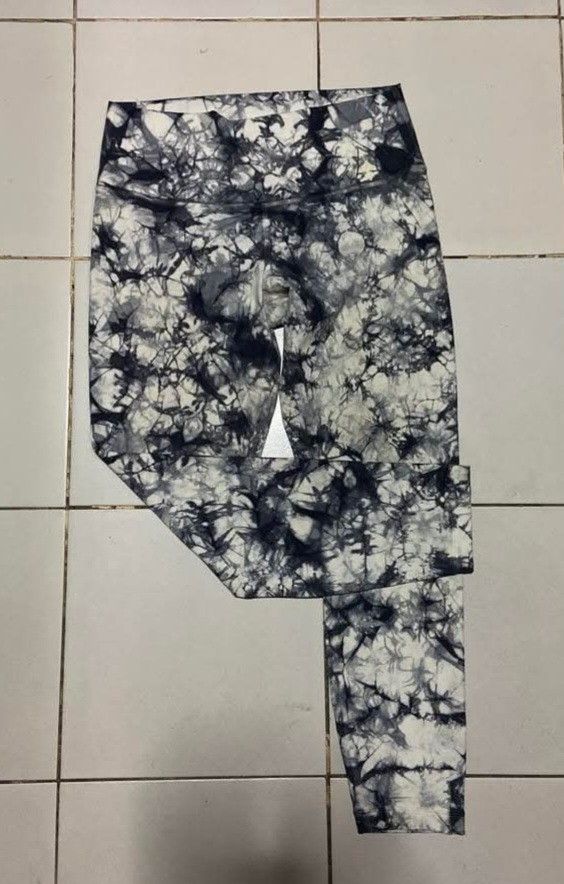 Lululemon Wunder Under High Rise Leggings (Category: Activewear) located in Meycauayan. Submitted by epicforest_231b9d (Listing ID 1464763093, Image 2). Description: - Brand: Lululemon - Style: Wunder Under High-Rise Leggings - Color/Pattern: Black & white tie-dye - Size: 10 (size dot verified) - Condition: Excellent, gently worn - Features: Super comfortable and stretchy fabric, perfect for workouts or daily wear - Perks: Free shipping included.